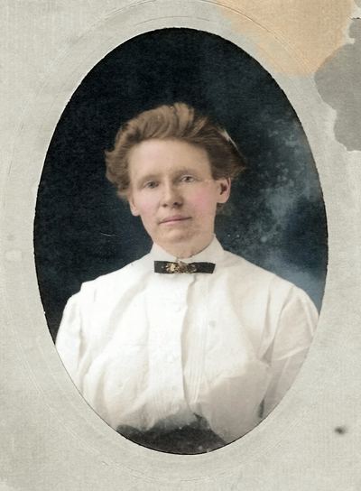 Restored and colorized (AI-assisted); colours are a best guess. Lucinda Bowles, oval studio portrait as a young woman.